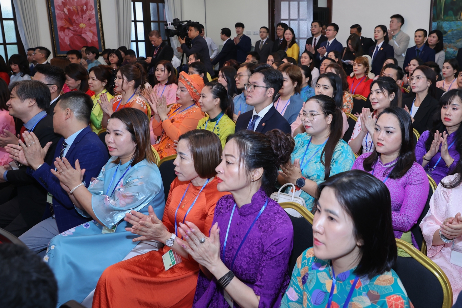 Kiều bào bày tỏ vui mừng, tự hào đất nước đang vươn mình phát triển mạnh mẽ, đạt những thành tựu nổi bật thời gian qua và đang chuẩn bị sẵn sàng bước vào kỷ nguyên mới. Ảnh: VGP/Nhật Bắc
