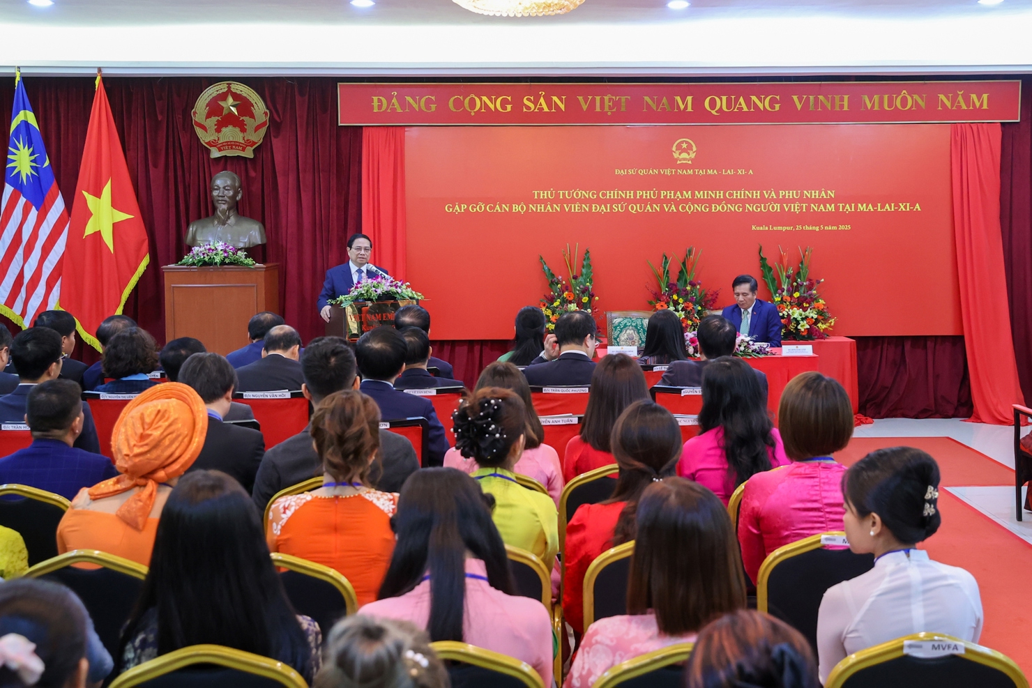 Thủ tướng biểu dương những nỗ lực của tập thể cán bộ, nhân viên Đại sứ quán đã khắc phục khó khăn, hoàn thành tốt các nhiệm vụ được giao phó. Ảnh: VGP/Nhật Bắc