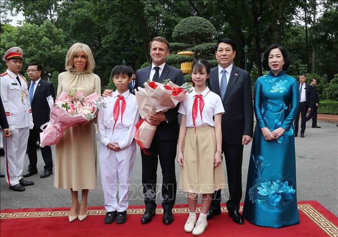 Chủ tịch nước Lương Cường v&agrave; Phu nh&acirc;n đ&oacute;n Tổng thống Ph&aacute;p Emmanuel Macron v&agrave; Phu nh&acirc;n. Ảnh: TTXVN