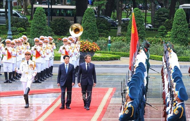 Chủ tịch nước Lương Cường v&agrave; Tổng thống Ph&aacute;p Emmanuel Macron duyệt Đội danh dự Qu&acirc;n đội nh&acirc;n d&acirc;n Việt Nam. Ảnh: TTXVN