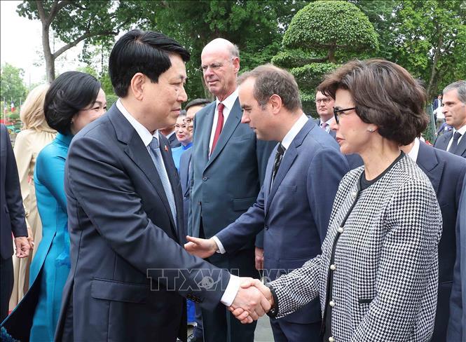 Chủ tịch nước Lương Cường v&agrave; Phu nh&acirc;n với c&aacute;c th&agrave;nh vi&ecirc;n đo&agrave;n Ph&aacute;p. Ảnh: TTXVN
