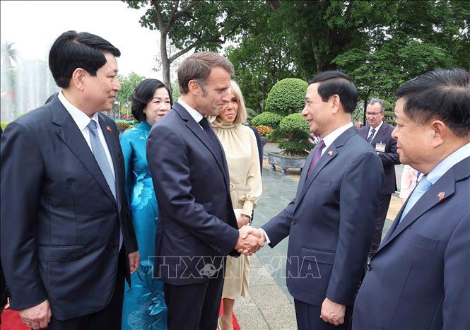 Chủ tịch nước Lương Cường giới thiệu th&agrave;nh vi&ecirc;n đo&agrave;n Việt Nam với Tổng thống Ph&aacute;p Emmanuel Macron. Ảnh: TTXVN
