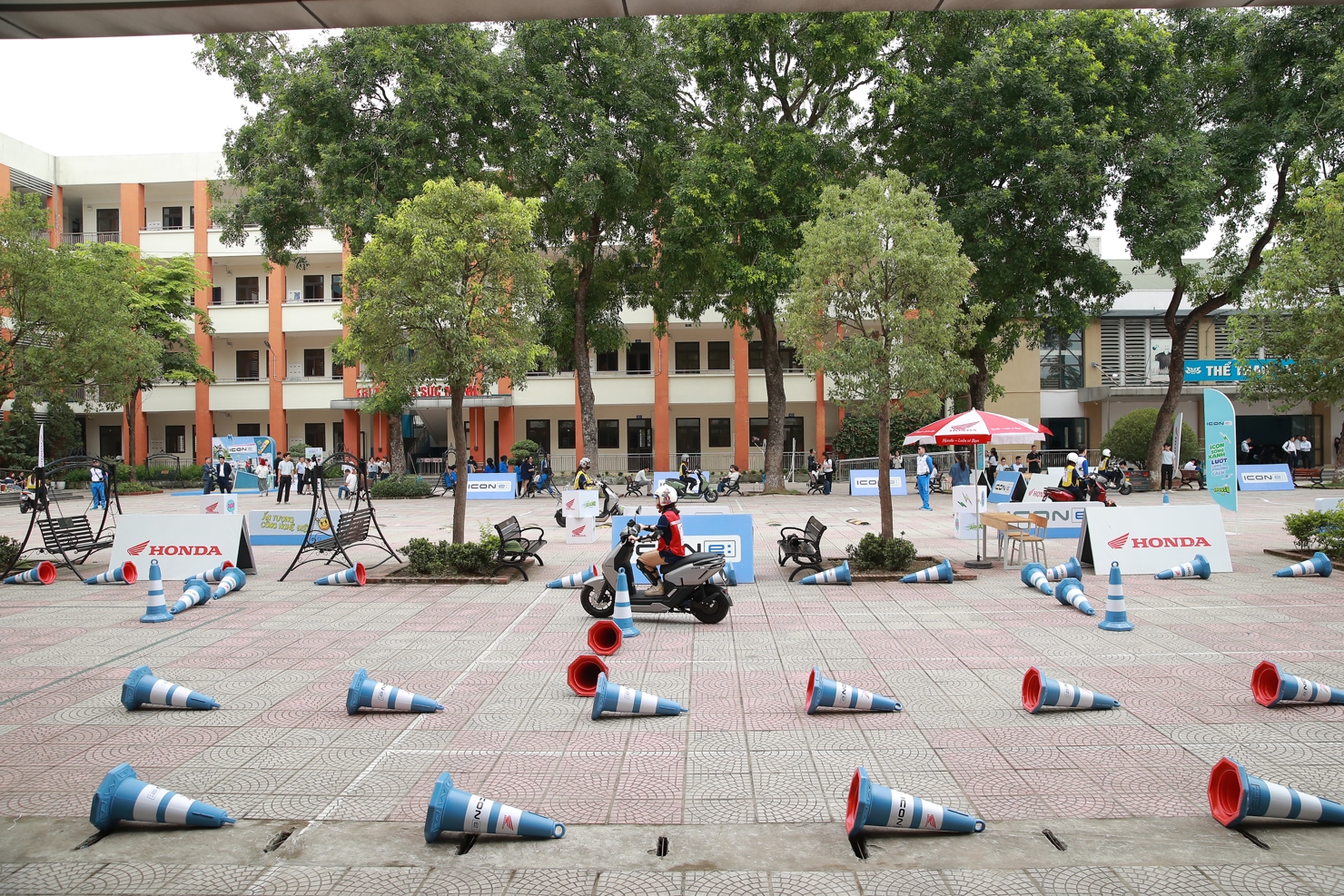 C&aacute;c em c&ograve;n được tham gia thực h&agrave;nh l&aacute;i thử v&agrave; r&egrave;n luyện kỹ năng xử l&yacute; t&igrave;nh huống giao th&ocirc;ng thực tế c&ugrave;ng mẫu xe điện cao cấp Honda ICON e.