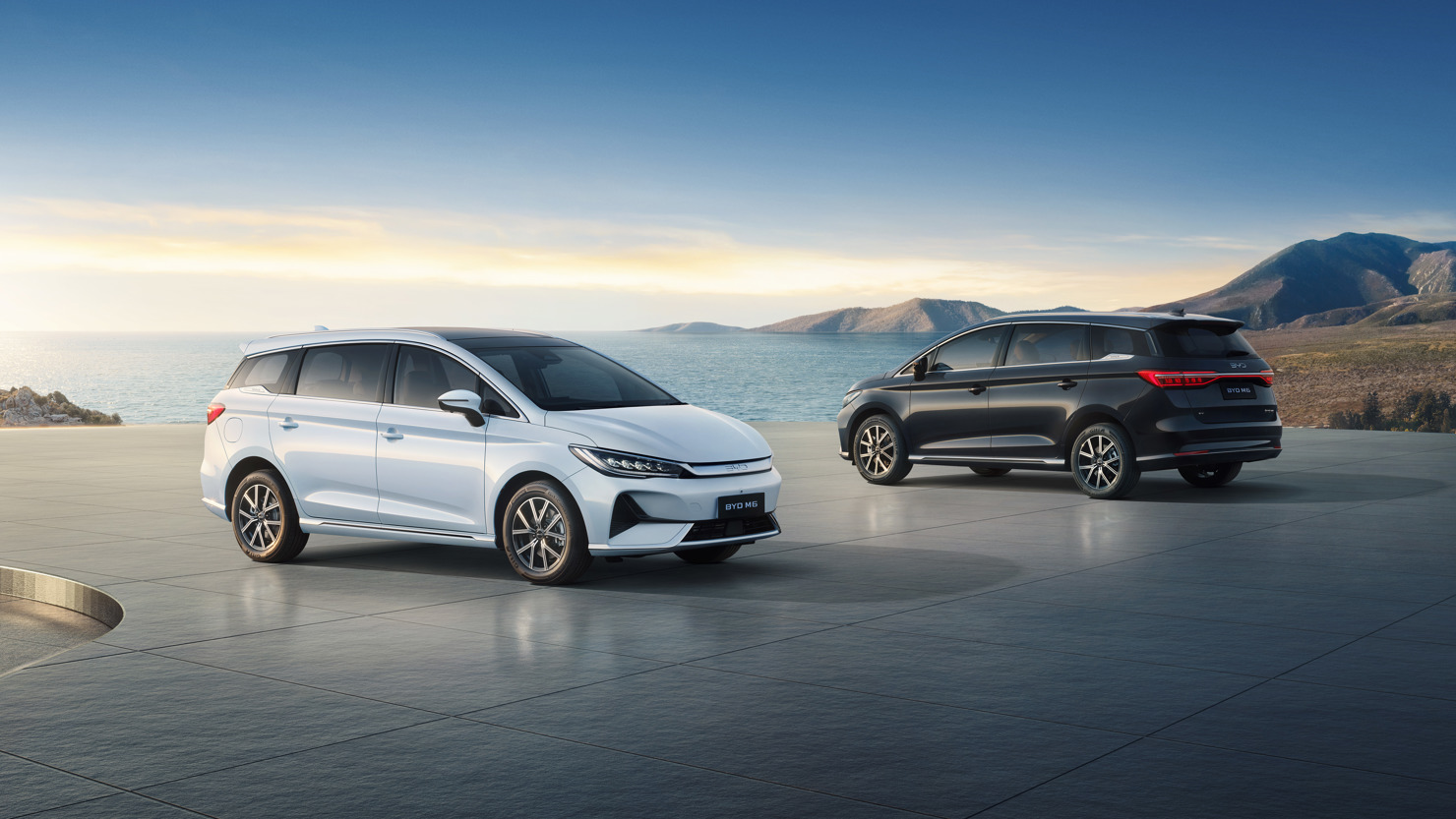 Trung tâm của chiến dịch là mẫu BYD M6, dòng xe MPV thuần điện đầy tiện dụng, phù hợp cho nhu cầu sử dụng cá nhân lẫn kinh doanh dịch vụ. BYD M6 sở hữu khoang nội thất 3 hàng ghế rộng rãi, màn hình giải trí cỡ lớn, ghế da thoải mái và hệ thống điều hòa riêng biệt . Xe được trang bị động cơ điện mạnh mẽ, hệ thống phanh tái tạo năng lượng, và khả năng sạc nhanh – giúp tối ưu thời gian vận hành liên tục trong ngày.