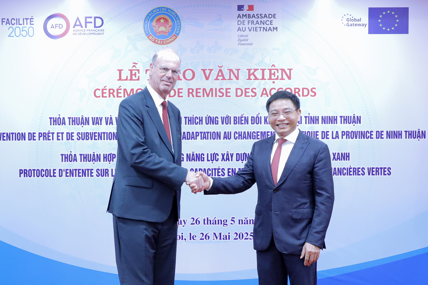 Bộ trưởng Nguyễn Văn Thắng v&agrave; Bộ trưởng Eric Lombard.