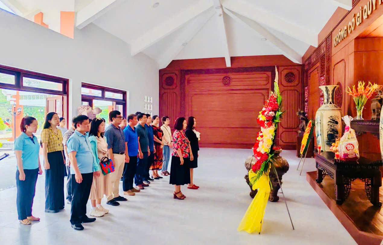 Đoàn công tác dâng hương, dâng hoa để tri ân công lao Chủ tịch Hồ Chí Minh và các anh hùng, liệt sỹ tại Căn cứ Trung ương Cục Miền Nam.