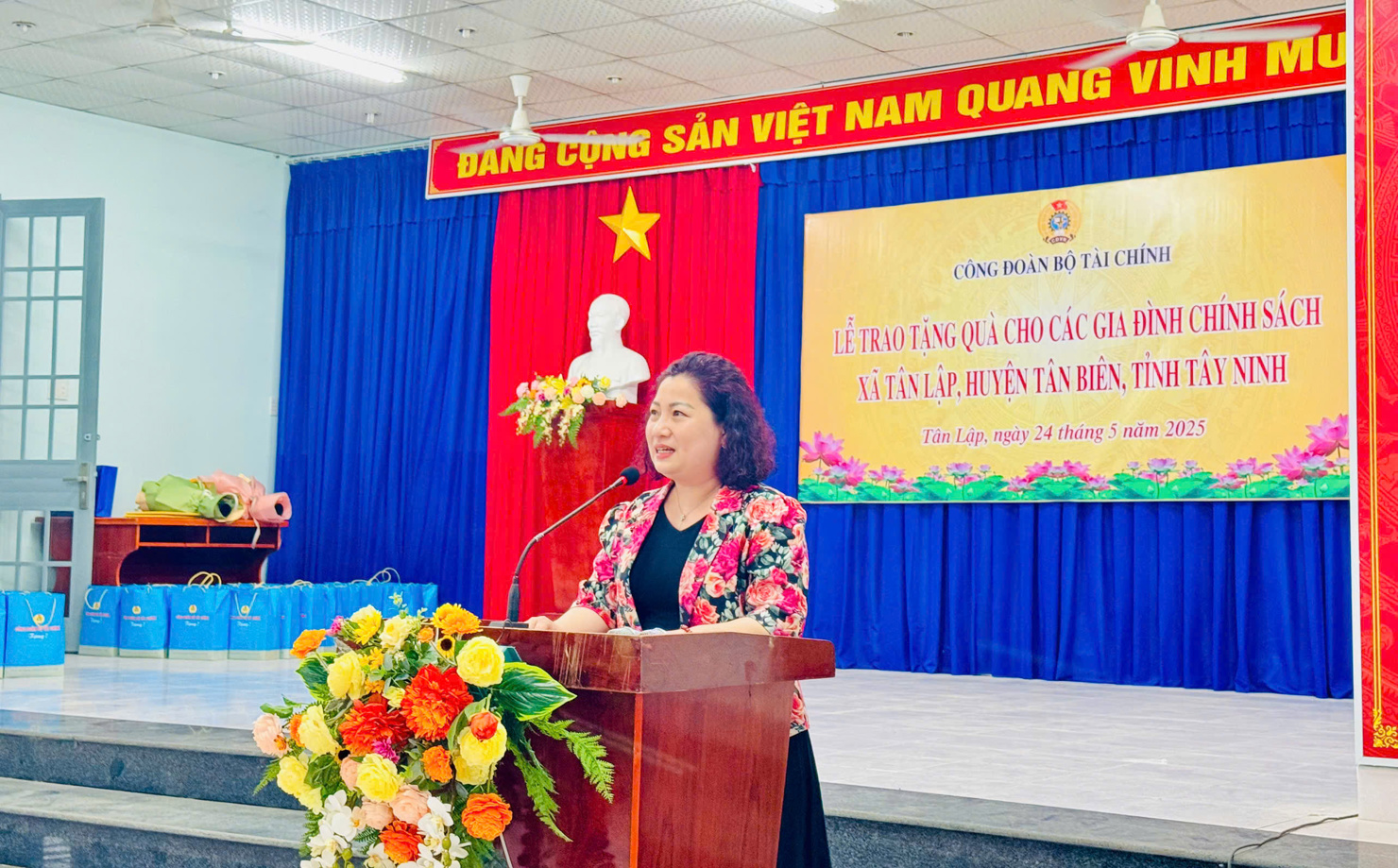 Đồng chí Lê Thị Tường Thu - Chủ tịch Công đoàn Bộ Tài chính chia sẻ tại buổi lễ trao tặng quà.