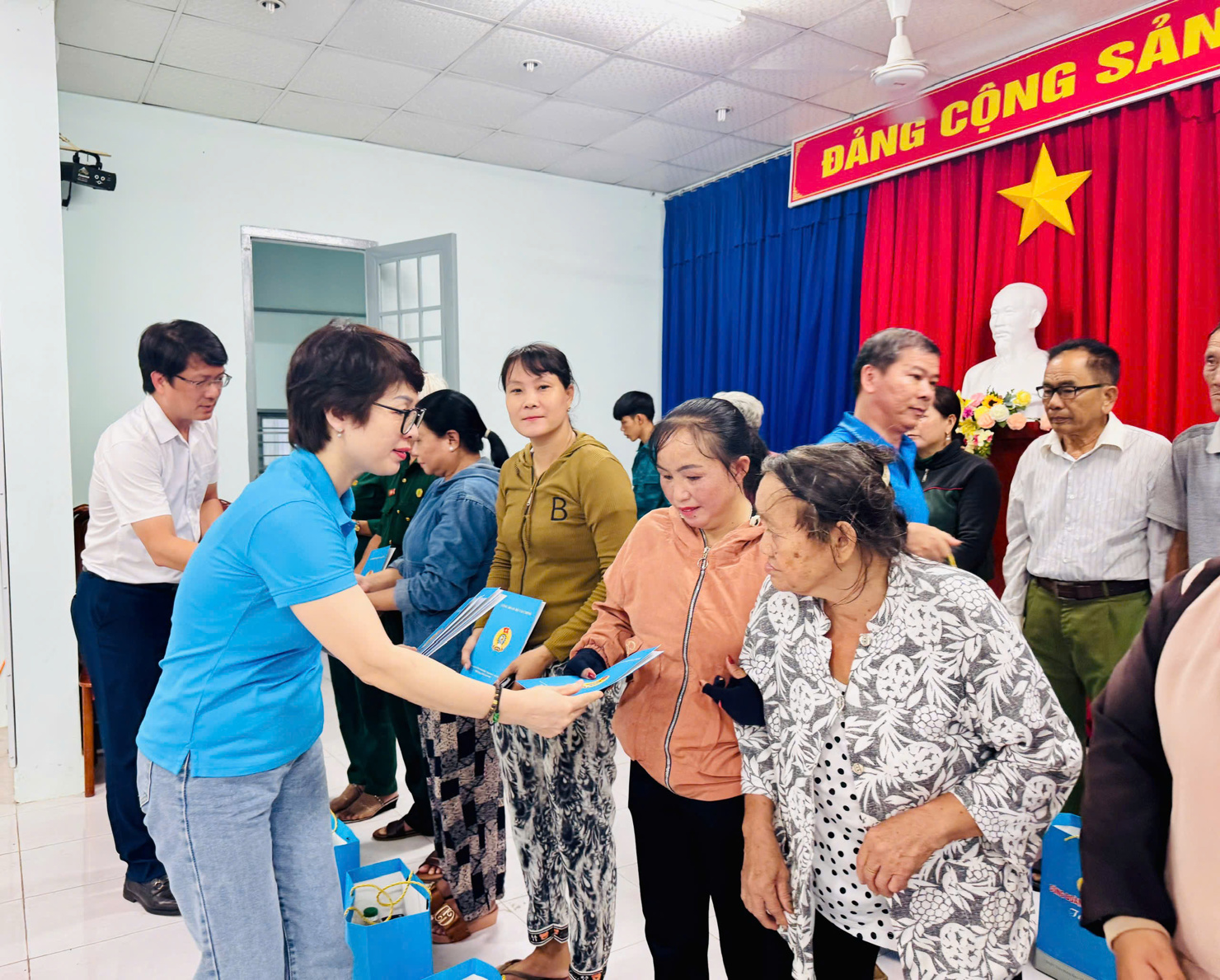 Những món quà là sự tri ân sâu sắc của cán bộ, công chức, viên chức ngành Tài chính đối với các gia đình có công với cách mạng.