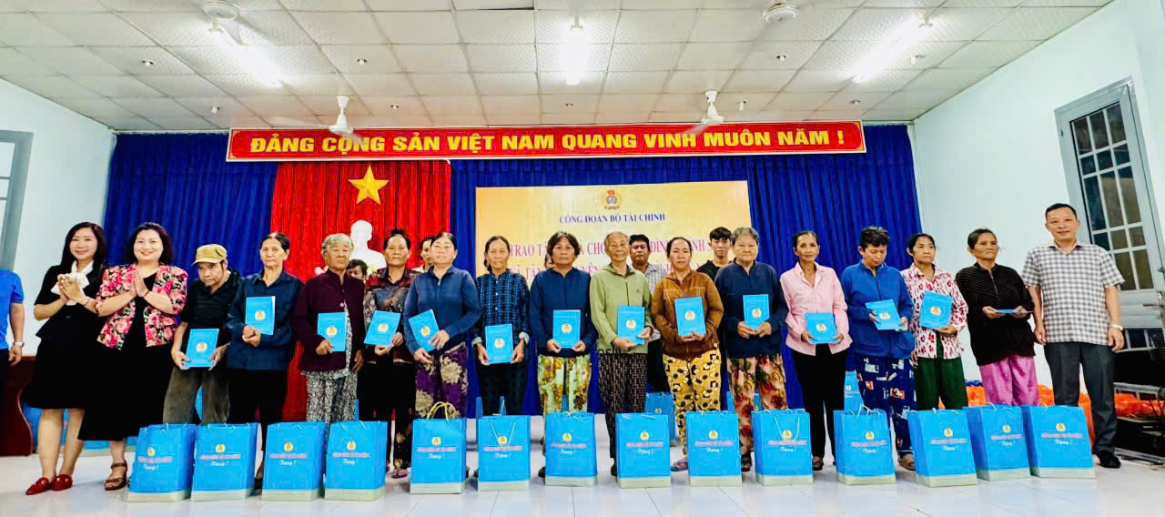 100 suất quà được gửi tới các gia đình chính sách.