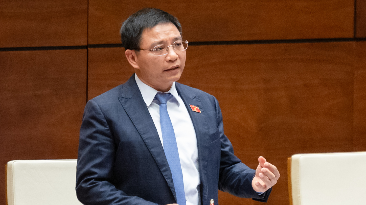 Bộ trưởng Bộ Tài chính Nguyễn Văn Thắng làm rõ các vấn đề đại biểu Quốc hội quan tâm.