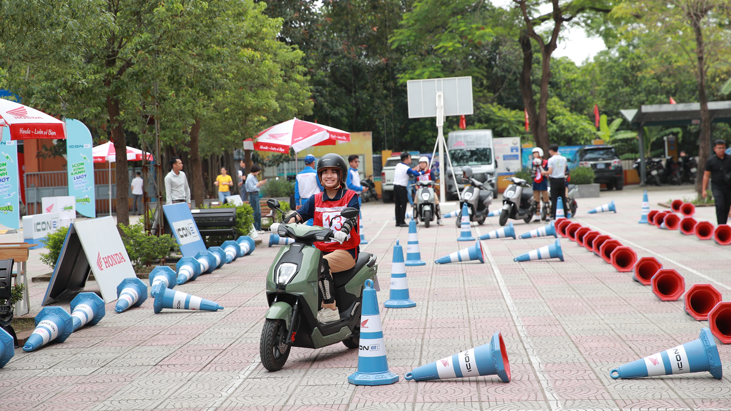 Công ty Honda Việt Nam cùng Cục Cảnh sát Giao thông , Ủy ban An toàn Giao thông Quốc gia và Bộ Giáo dục và Đào tạo tổ chức Lễ phát động Chương trình bồi dưỡng kiến thức pháp luật và kỹ năng lái xe gắn máy an toàn cho học sinh trung học phổ thông