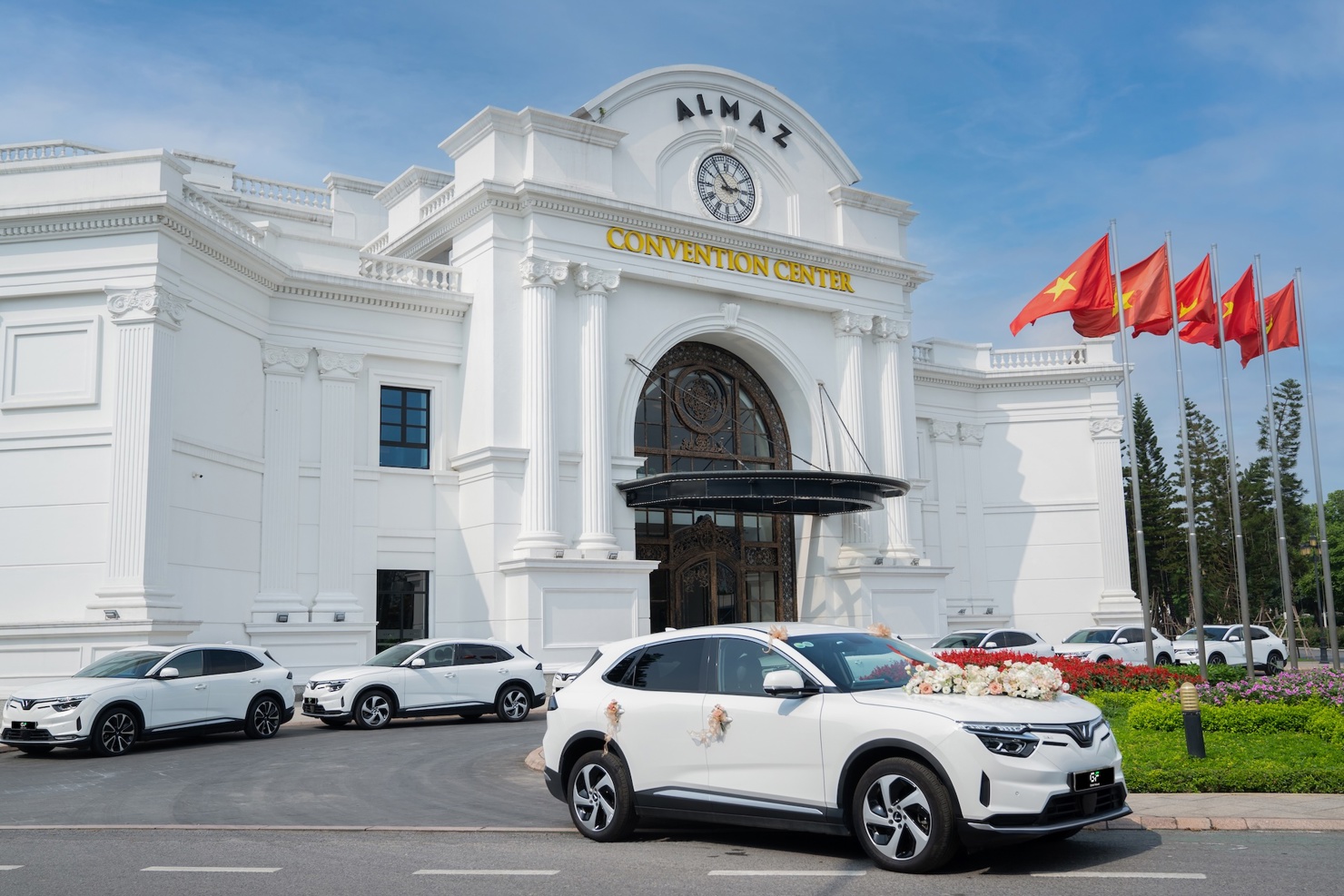 Mỗi chiếc xe đều được chăm ch&uacute;t tỉ mỉ, trang tr&iacute; sẵn chữ Hỷ v&agrave; được&nbsp;miễn ph&iacute;&nbsp;giao tận nơi cho kh&aacute;ch h&agrave;ng.