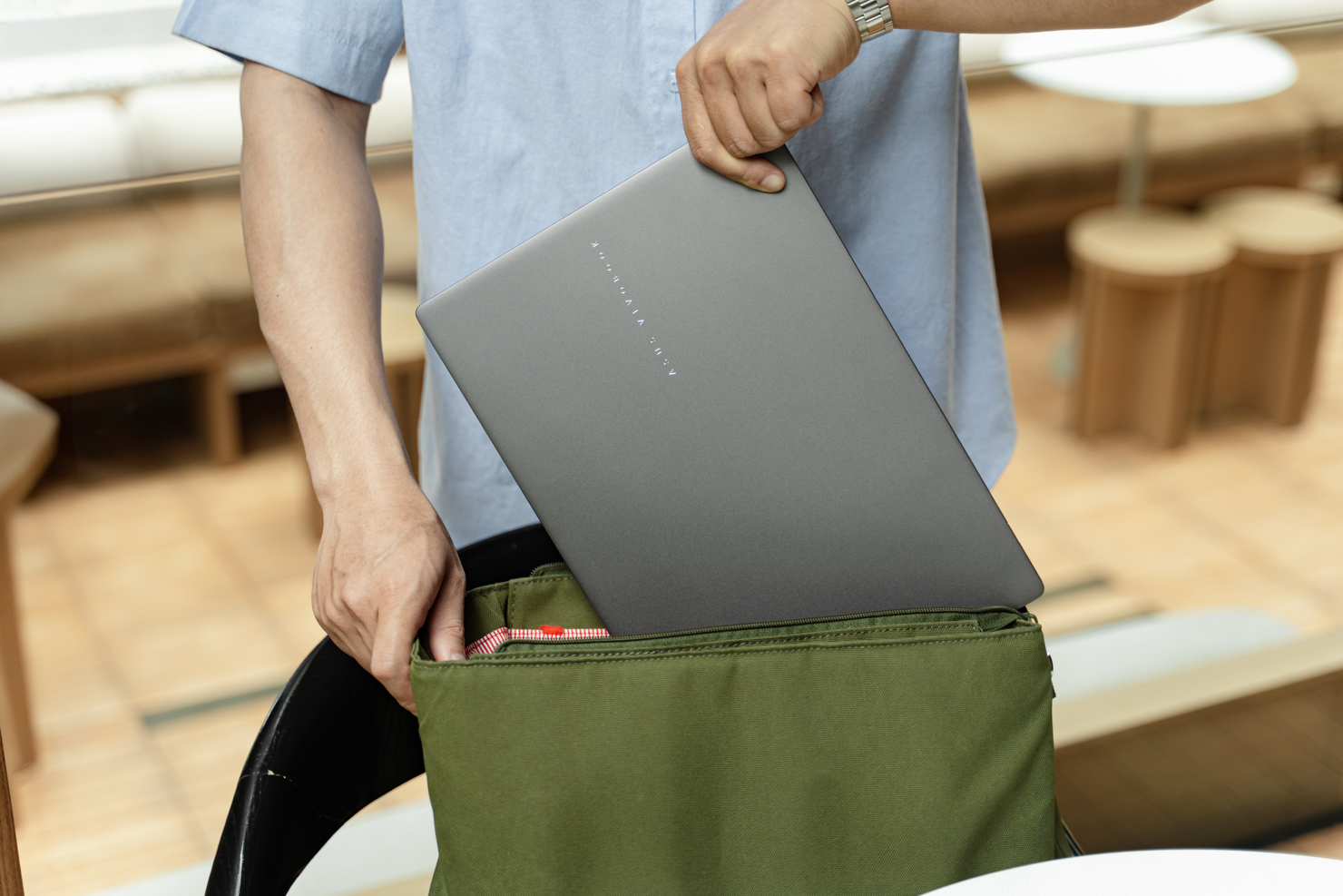 Với độ mỏng chỉ 1,59cm v&agrave; trọng lượng 1,4kg, Vivobook S14 thuận tiện để trong ba l&ocirc;.