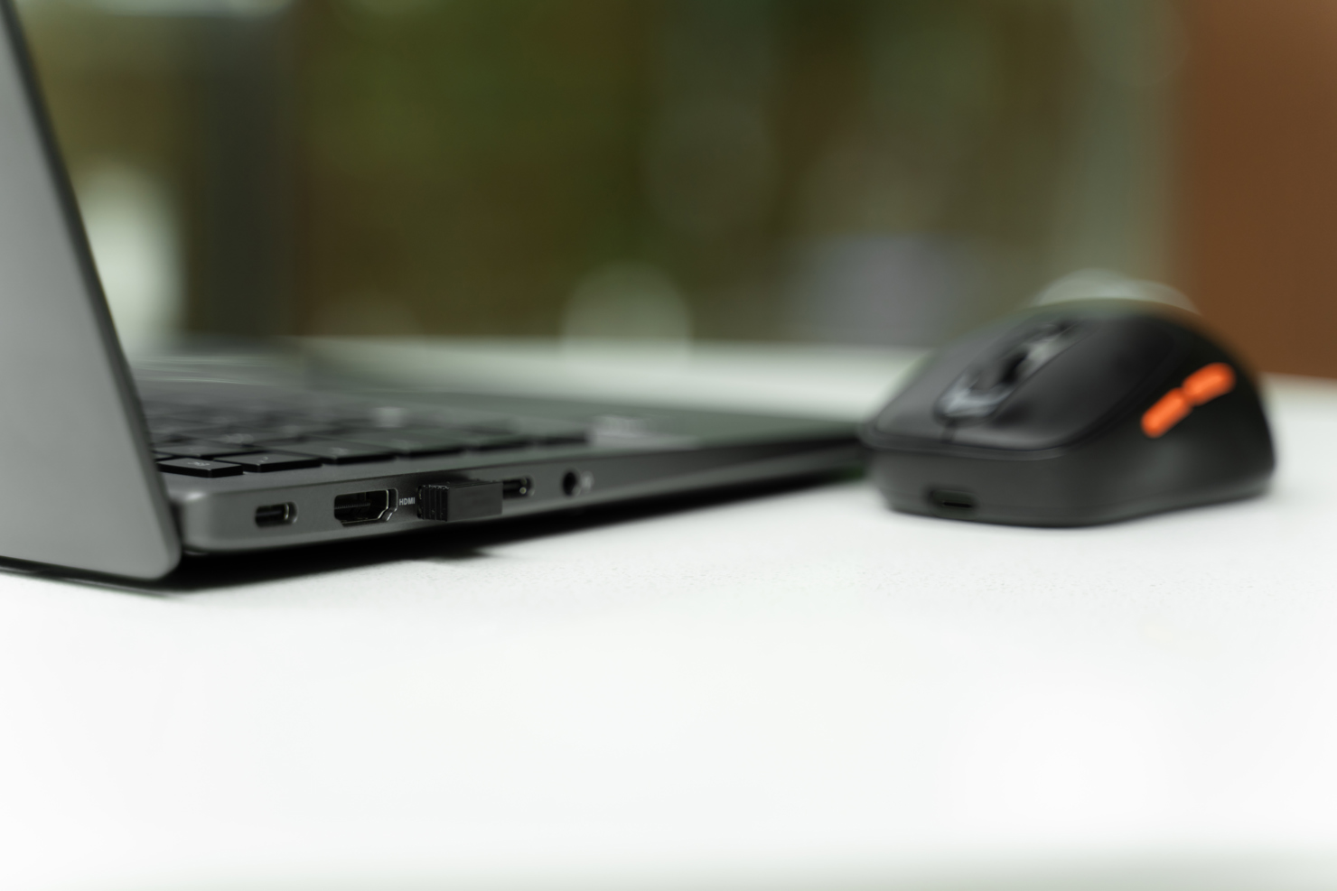 Vivobook S lu&ocirc;n sẵn s&agrave;ng cho c&ocirc;ng việc v&agrave; giải tr&iacute; với tỷ lệ m&agrave;n h&igrave;nh tối ưu, đầy đủ cổng kết nối, pin l&acirc;u đạt thời lượng tới 20 giờ