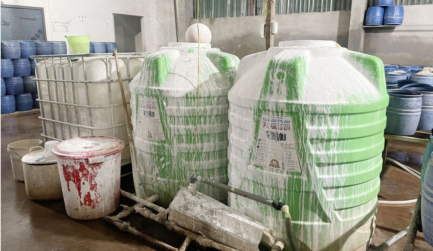 Các đối tượng sử dụng hoá chất 6-Benzylaminopurine để ngâm, ủ giá đỗ. Ảnh: Công an tỉnh Lào Cai.