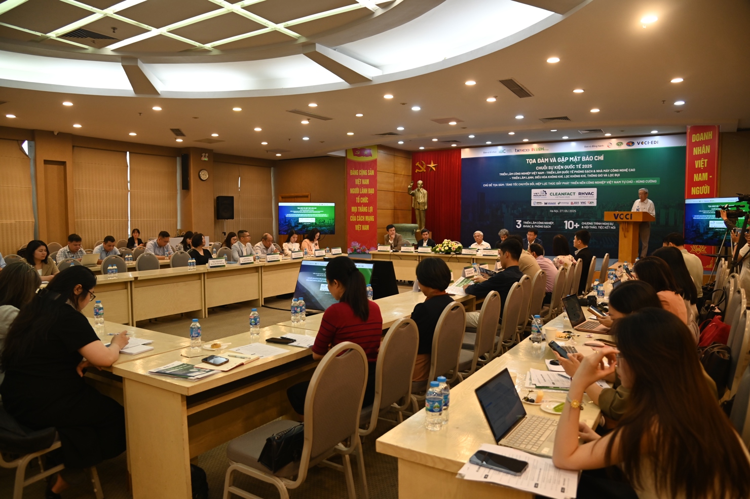 To&agrave;n cảnh Tọa đ&agrave;m v&agrave; gặp mặt b&aacute;o ch&iacute; Chuỗi sự kiện quốc tế 2025 với chủ đề &ldquo;Tăng tốc chuyển đổi, hiệp lực th&uacute;c đẩy ph&aacute;t triển nền c&ocirc;ng nghiệp Việt Nam tự chủ - h&ugrave;ng cường&rdquo; c&ugrave;ng sự đồng h&agrave;nh của Li&ecirc;n đo&agrave;n Thương mại v&agrave; C&ocirc;ng nghiệp Việt Nam (VCCI)