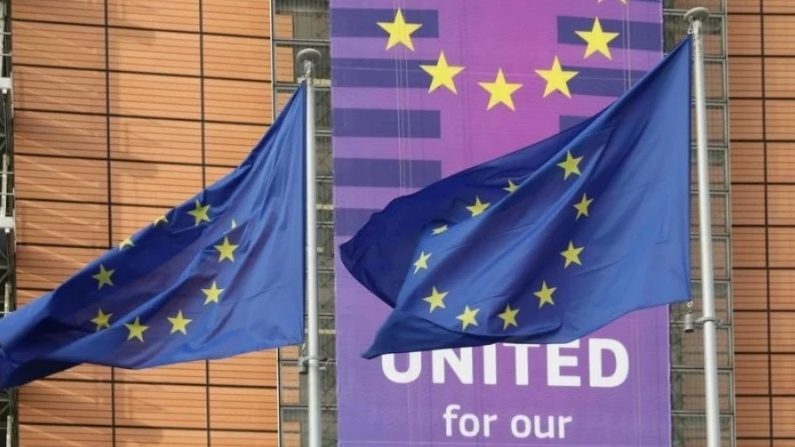 Cờ của Li&ecirc;n minh ch&acirc;u &Acirc;u b&ecirc;n ngo&agrave;i T&ograve;a nh&agrave; Berlaymont, trụ sở Ủy ban ch&acirc;u &Acirc;u tại Brussels, Bỉ. (Ảnh minh họa: Xinhua).
