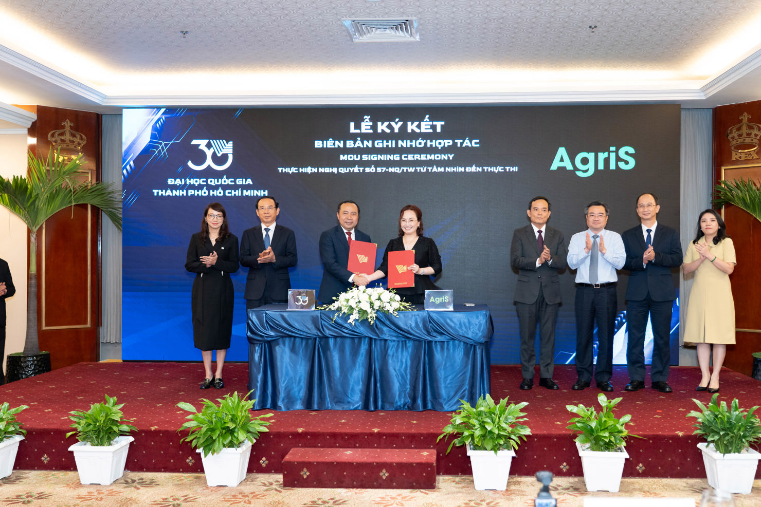 Toàn cảnh lễ ký kết MOU ngày 24/5/2025 giữa AgriS và Đại học Quốc gia về đào tạo nguồn nhân lực ngành nông nghiệp chất lượng cao, dưới sự chứng kiến của Đồng chí Trần Lưu Quang – Bí thư Trung ương Đảng, Trưởng Ban Chính sách, Chiến lược Trung ương cùng các đồng chí lãnh đạo Bộ, Ban Ngành Trung ương và Địa phương.