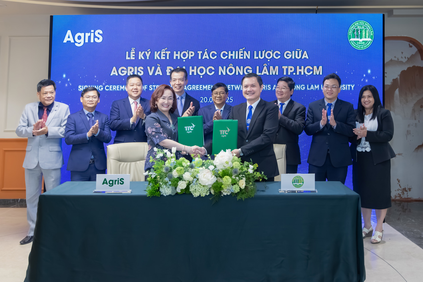 Chủ tịch AgriS bà Đặng Huỳnh Ức My ký kết thỏa thuận hợp tác toàn diện trong nghiên cứu, đào tạo và phát triển nông nghiệp tuần hoàn cùng PGS.TS Nguyễn Tất Toàn - Hiệu trưởng Trường Đại học Nông Lâm vào ngày 20/5/2025.