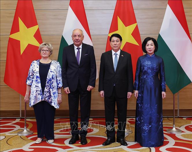 Chủ tịch nước Lương Cường và Phu nhân đón Tổng thống Hungary Sulyok Tamas và Phu nhân dự tiệc chiêu đãi. Ảnh: TTXVN