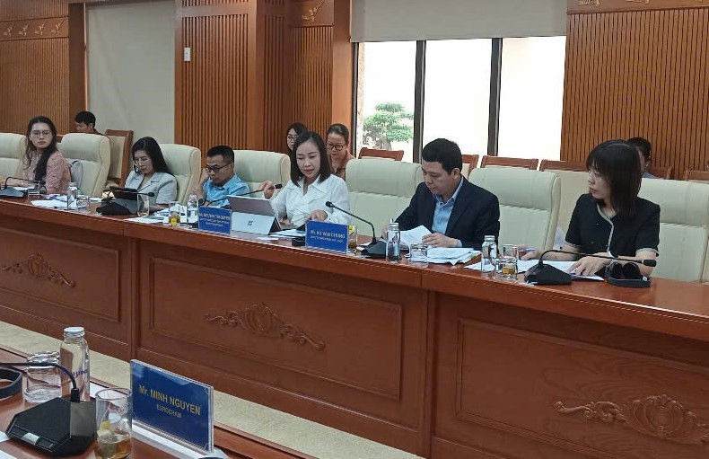 Bà Nguyễn Thị Quyên - Phó Cục trưởng Cục Việc làm (thứ 3 từ phải sang) cho biết, dự thảo Nghị định thay thế Nghị định số 152/2020/NĐ-CP sẽ có hiệu lực từ trung tuần tháng 6/2025