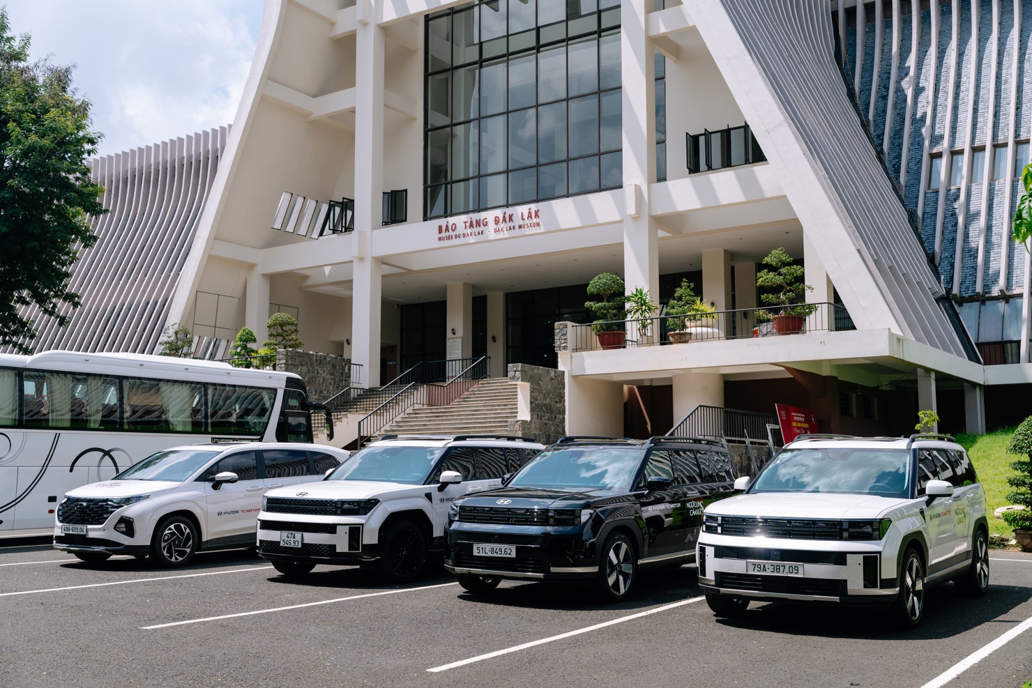 Để khách có thể trải nghiệm trọn vẹn từng cung cảm xúc, Hyundai Thành Công đã rất kỳ công xây dựng 5 cung hành trình trải dài từ Nam ra Bắc với các địa điểm, cảnh vật, con người, văn hóa, ẩm thực… được lựa chọn có chủ ý, bám theo 5 cung bậc cảm xúc được lấy ý tưởng trong ngũ cung âm nhạc truyền thống.
