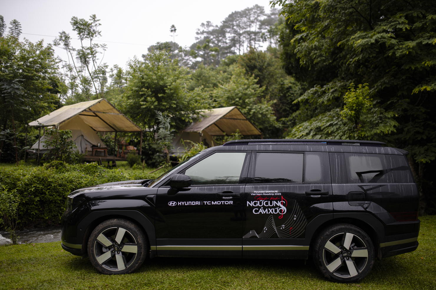 Hyundai Santa Fe cùng mọi người qua những cung đường của Cung Thương từ Đà Lạt mơ màng đến Buôn Mê Thuột đậm đà, mỗi khoảnh khắc là một lời thì thầm của tình yêu, mỗi cảnh sắc là một bức thư tình mà thiên nhiên gửi đến.