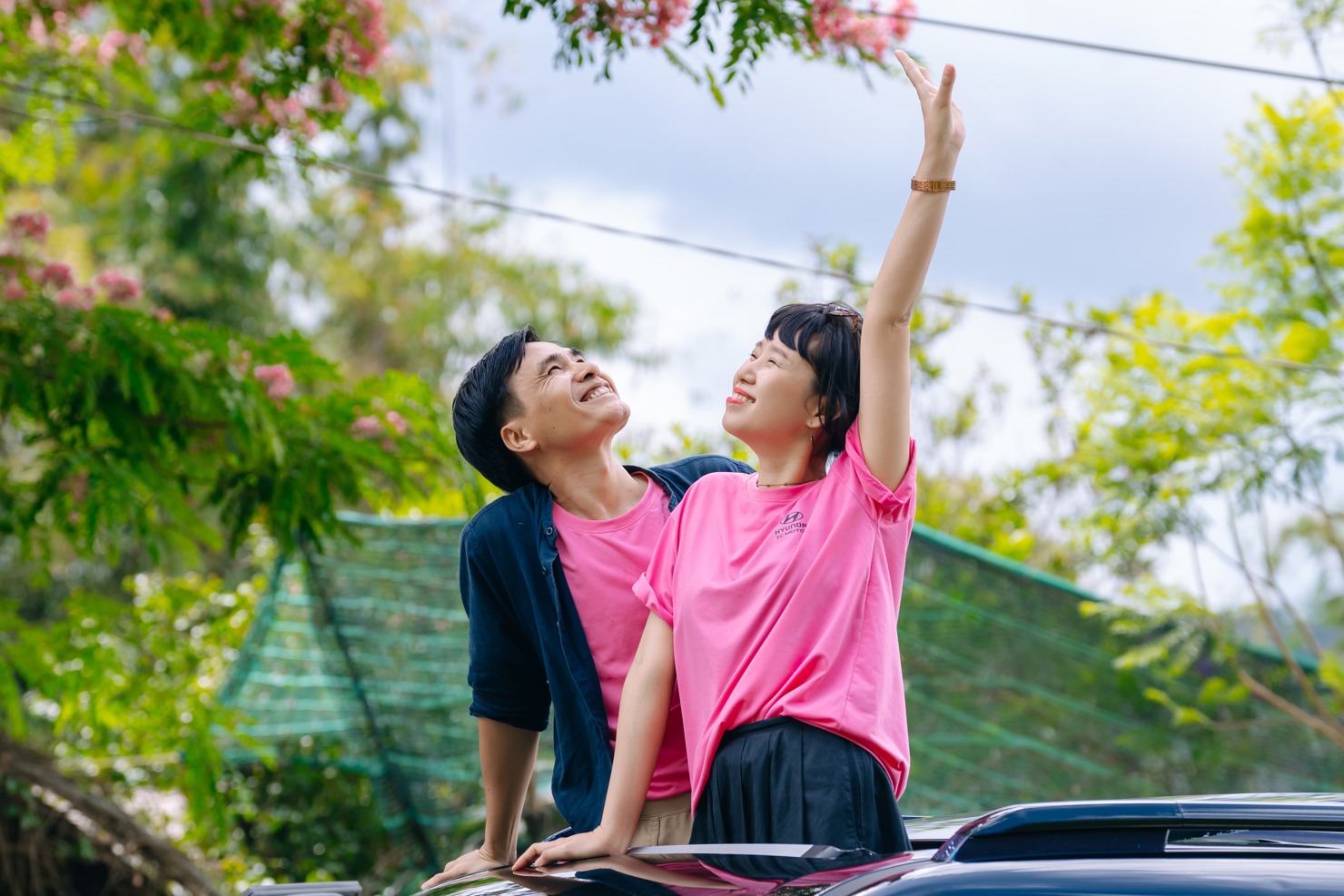 Dừng chân dưới tán phượng hồng, mở rộng cửa sổ trời của Santa Fe, dưới ánh nắng nhảy nhót, một bức tranh Thương với cảm xúc tình yêu hoàn hảo mà Santa Fe sẽ giúp bạn vẽ nên.