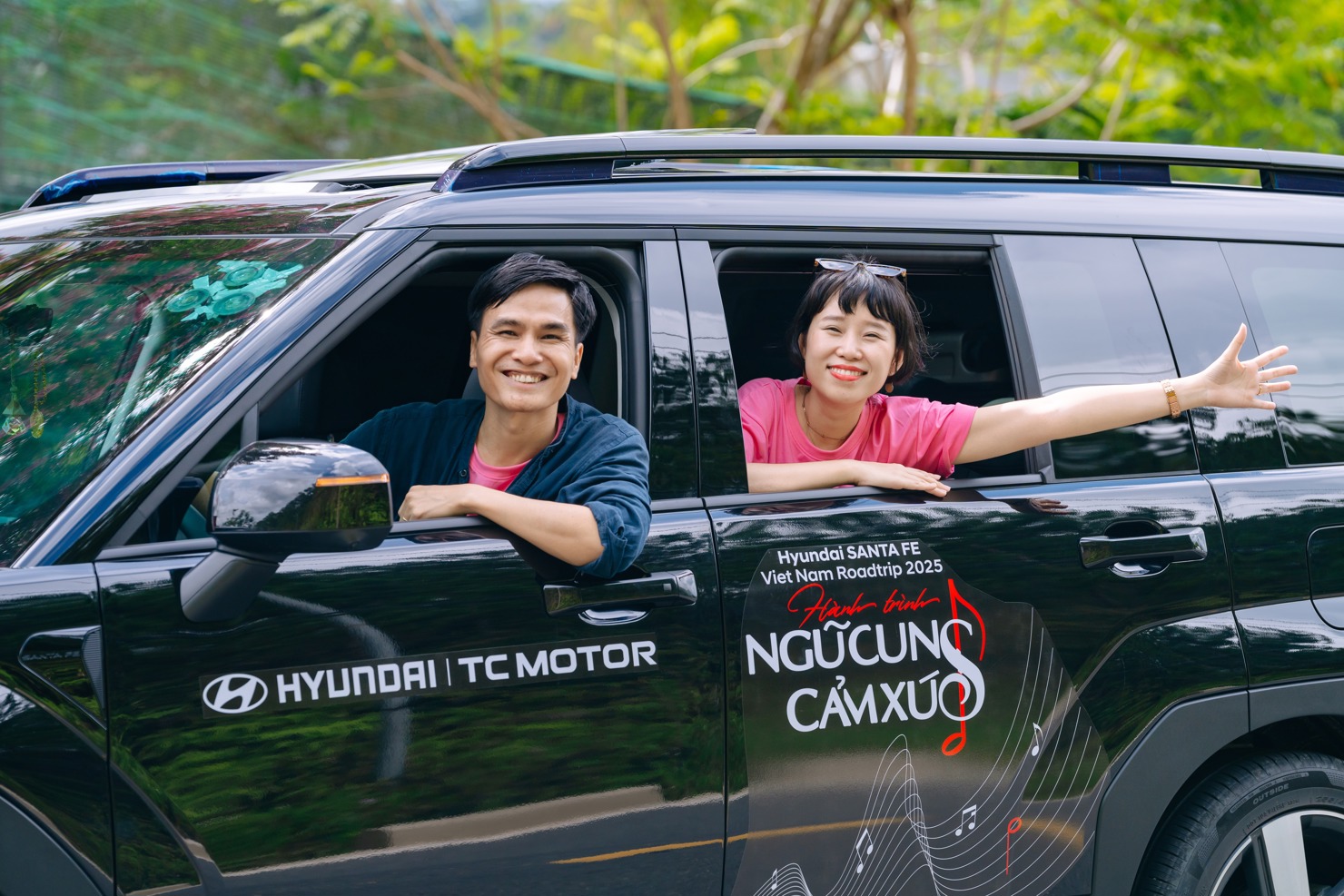 Cùng người mình yêu, thương, gắn bó, bước lên chuyến xe Hyundai Santa Fe, đến với những góc ký ức, những lối nhỏ thân thương, những cơn mưa buồn se lạnh của thành phố Đà Lạt; đến với những cánh rừng đại ngàn thăm thẳm, biển hồ mênh mông, những tán cây Kơ nia cổ thụ vùng đất Tây Nguyên cùng nhau trải nghiệm những việc tưởng như bình dị như pha một cốc cà phê, làm một chậu nến nhỏ