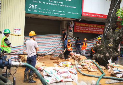 Bùn lòng vẫn trào trê vỉa hè, trước địa chỉ số 25F phố Cát Linh. Ảnh: H.Kim