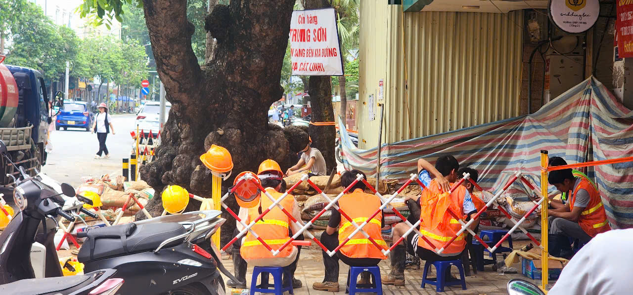 Máy hút bùn và công nhân vẫn được duy trì để tiếp tục xử lý sự cố bùn lỏng phun trào. Ảnh: L.Thủy