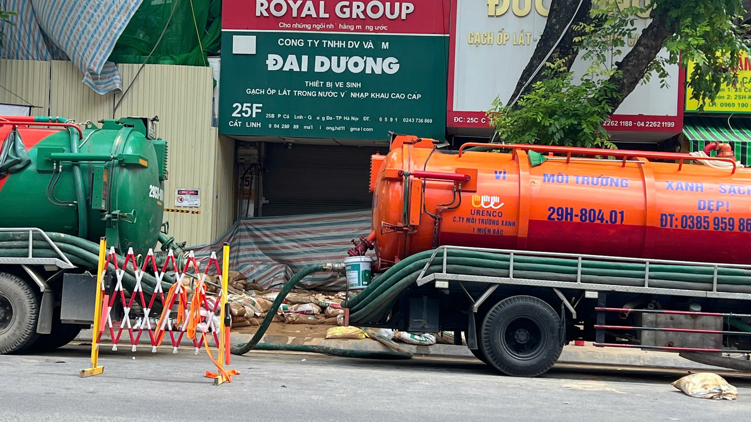 Bùn lỏng trào trên lòng đường đã được dọn dẹp sạch sẽ. Ảnh: L.Thủy