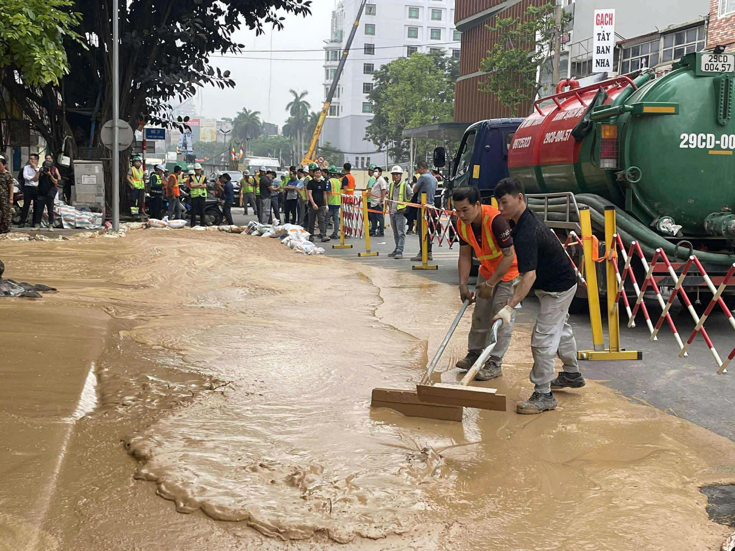 Nhà thầu khắc phục sự cố chiều 27/5. Ảnh: L.Tươi