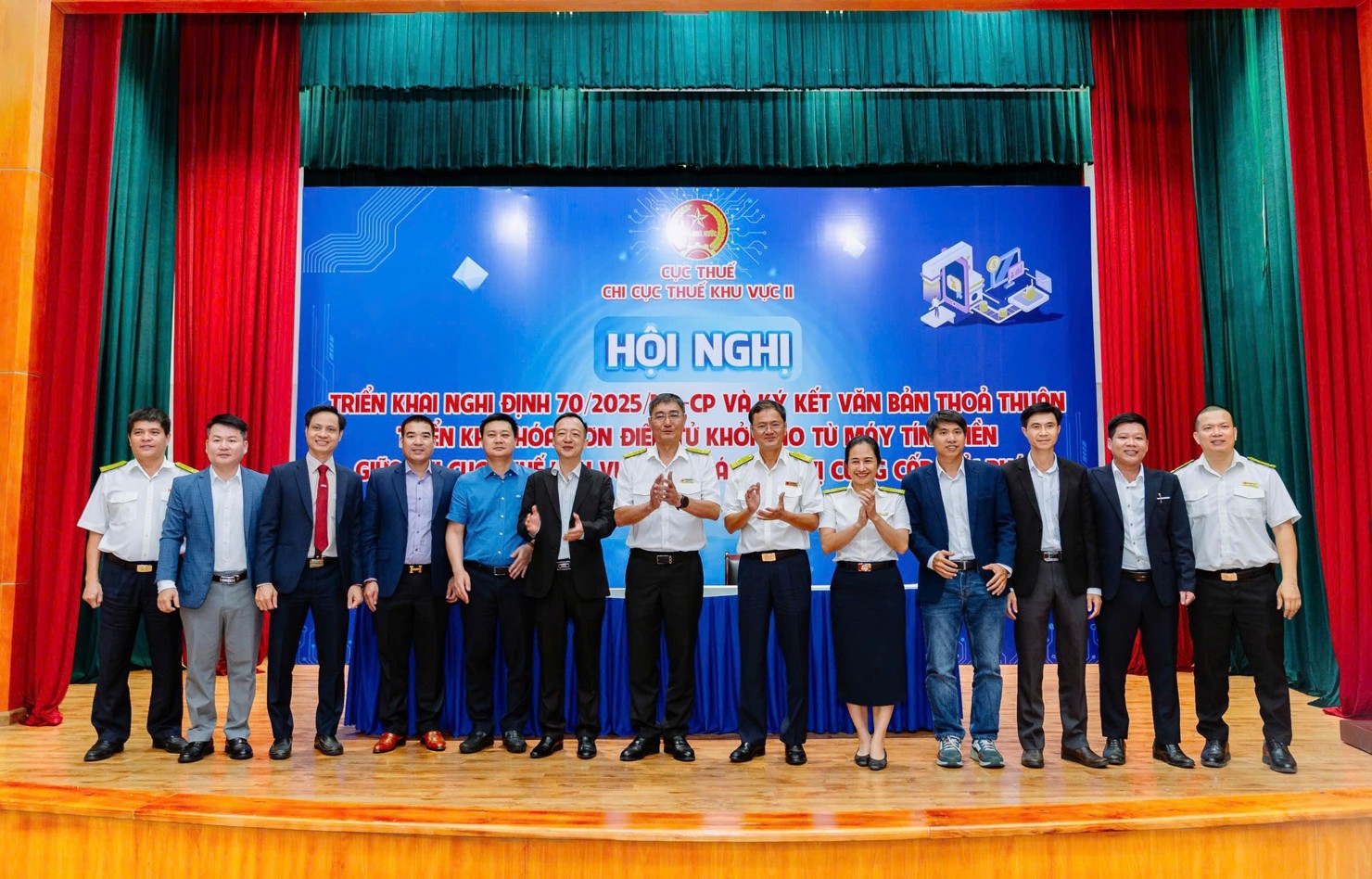 Các hội viên HTCAA cam kết hướng dẫn, hỗ trợ, miễn phí cho các hộ kinh doanh đến hết tháng 12/2025. Ảnh: Đức Mỹ