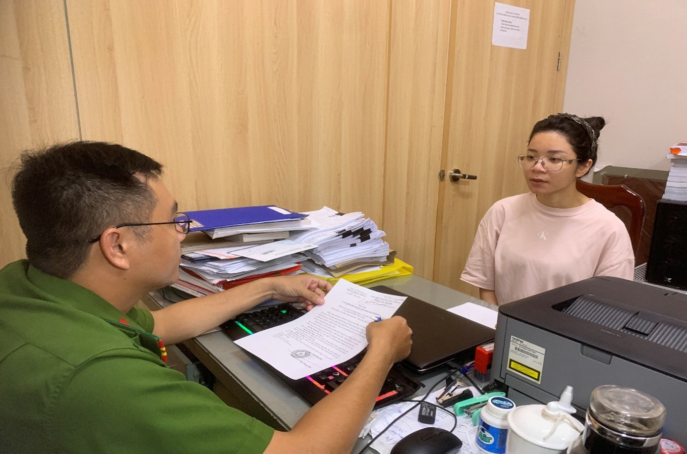 Đối tượng Bùi Thị Thanh Nga tại cơ quan công an. Ảnh: Công an tỉnh Đồng Nai.
