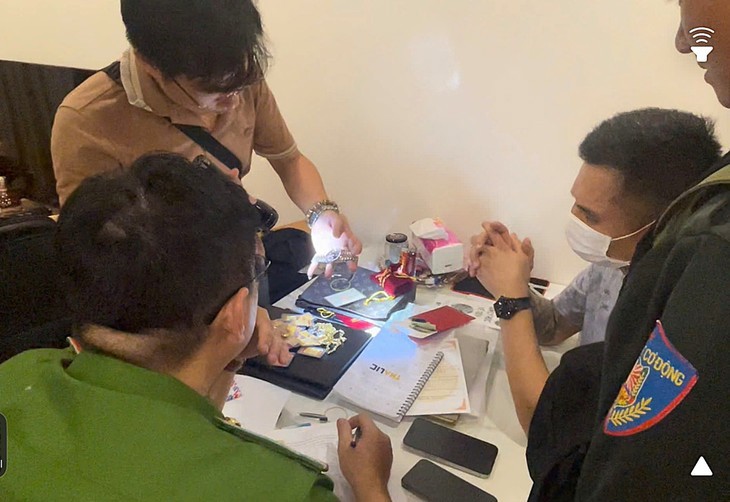 Công an khám xét thu giữ tang vật liên quan. Ảnh: Công an tỉnh Đồng Nai.