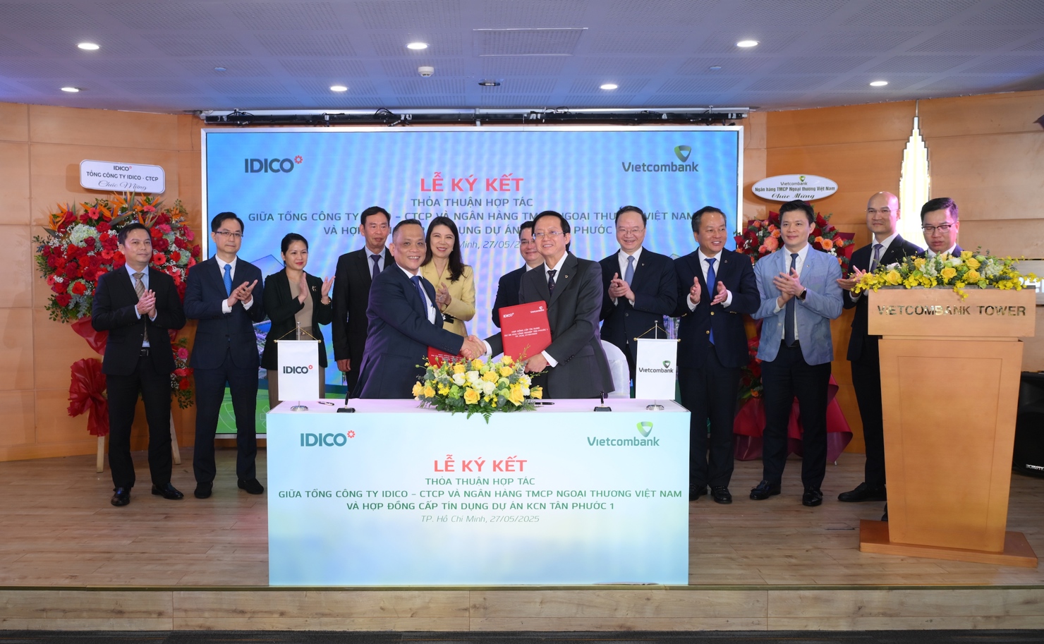 &Ocirc;ng V&otilde; Minh Tr&iacute; &ndash; Gi&aacute;m đốc Vietcombank Đ&ocirc;ng S&agrave;i G&ograve;n (b&ecirc;n phải) v&agrave; &ocirc;ng Nguyễn Hồng Hải &ndash; Ph&oacute; Tổng Gi&aacute;m đốc IDICO, Gi&aacute;m đốc CTCP IDICO Tiền Giang (b&ecirc;n tr&aacute;i) đại diện hai đơn vị ho&agrave;n th&agrave;nh nghi thức k&yacute; kết hợp đồng t&iacute;n dụng dự &aacute;n KCN T&acirc;n Phước 1.