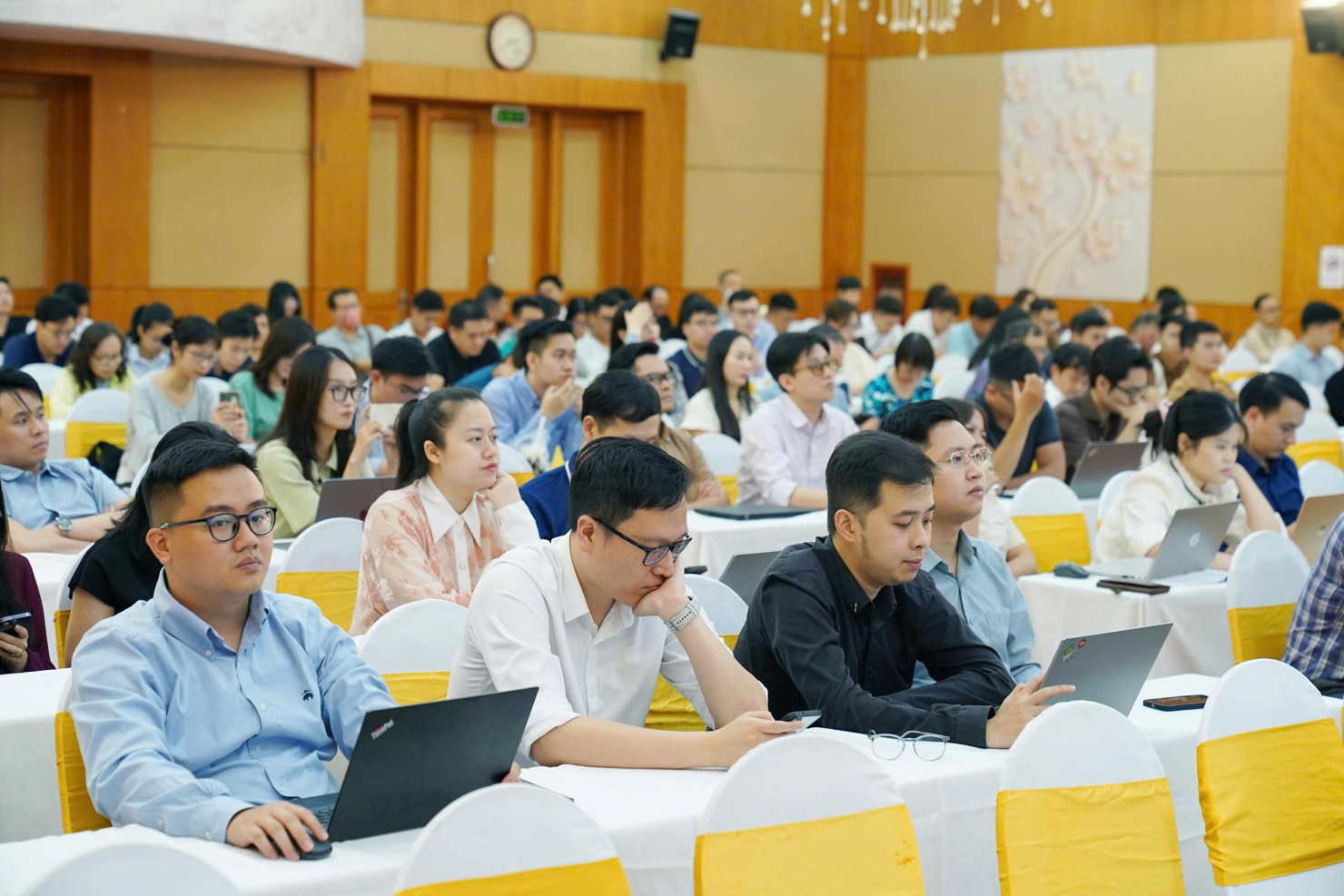 Toàn cảnh cổ đông tham dự Đại hội đồng cổ đông của Công ty cổ phần Chứng khoán VNDIRECT.