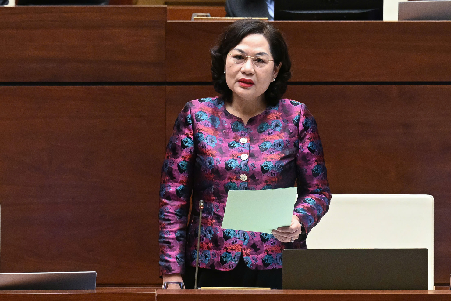 Thống đốc NHNN Nguyễn Thị Hồng giải tr&igrave;nh về một số &yacute; kiến của c&aacute;c đại biểu Quốc hội. Ảnh: Quốc hội