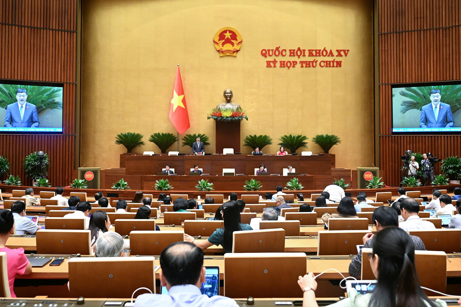 Ph&oacute; Chủ tịch Quốc hội Vũ Hồng Thanh điều h&agrave;nh phi&ecirc;n l&agrave;m việc. Ảnh: Quốc hội