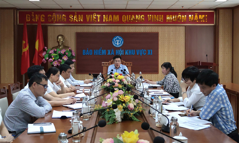 Ông Hồ Minh Thế - Giám đốc BHXH khu vực XI chủ trì cuộc họp giao chỉ tiêu phát triển BHXH tự nguyện Tháng cao điểm cho các đơn vị. 