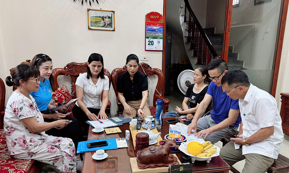 Cán bộ BHXH đến từng nhà người dân vận động tham gia BHXH tự nguyện