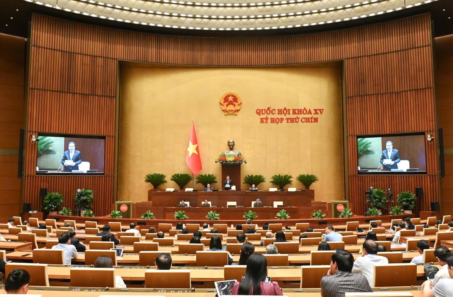 Toàn cảnh phiên họp. Ảnh: Hồ Long
