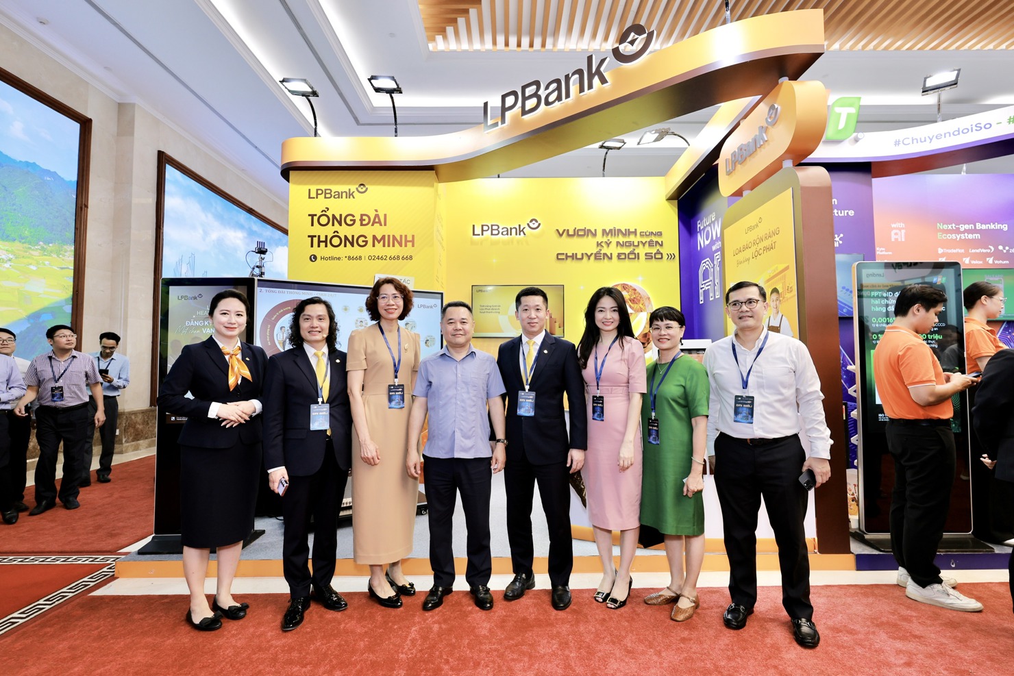 Lãnh đạo Ngân hàng Nhà nước chụp ảnh lưu niệm cùng đoàn LPBank tại sự kiện.