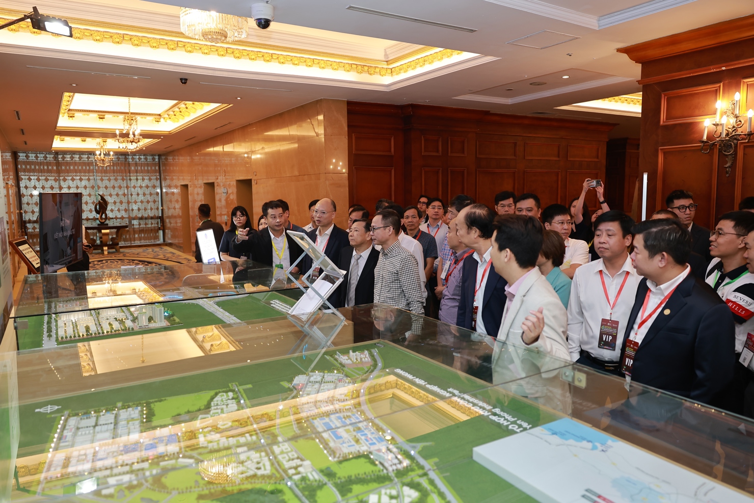 C&aacute;c đại biểu tham dự Diễn đ&agrave;n tham quan một số m&ocirc; h&igrave;nh bất động sản c&ocirc;ng nghiệp ti&ecirc;u biểu trưng b&agrave;y tại sự kiện&nbsp;