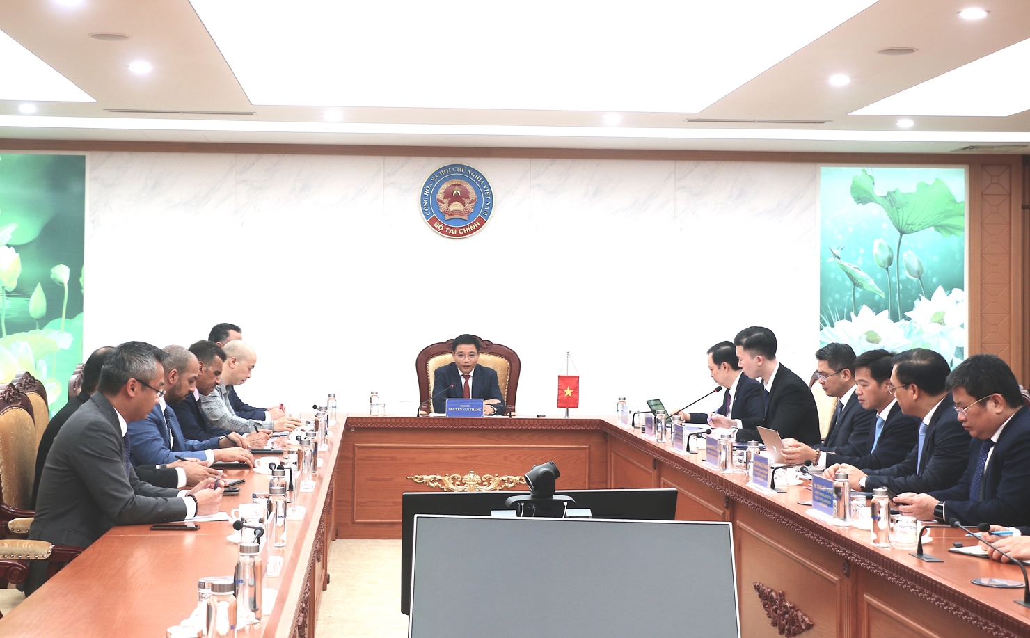 Bộ trưởng Nguyễn Văn Thắng đ&aacute;nh gi&aacute; cao quan hệ hữu nghị, hợp t&aacute;c kinh tế giữa Việt Nam v&agrave; Oman trong suốt thời gian qua.