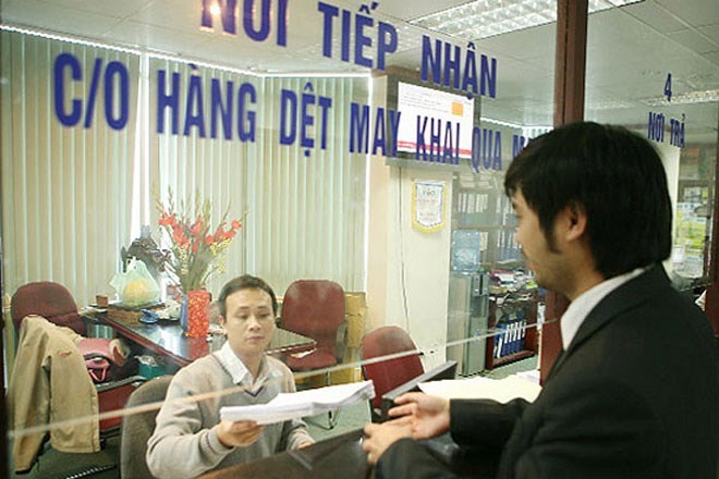 Hệ thống tiếp nhận hồ sơ C/O thời gian gần đây có hiện tượng thường xuyên bị ùn tắc, doanh nghiệp phải “xếp hàng” nhiều ngày để được xử lý hồ sơ.