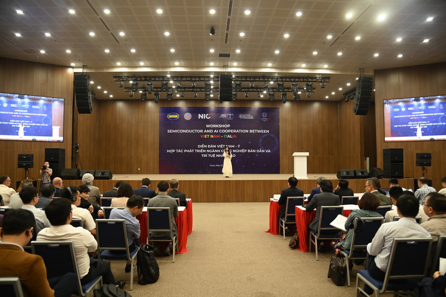 Quang cảnh Diễn đ&agrave;n. Ảnh: Quang H&ugrave;ng