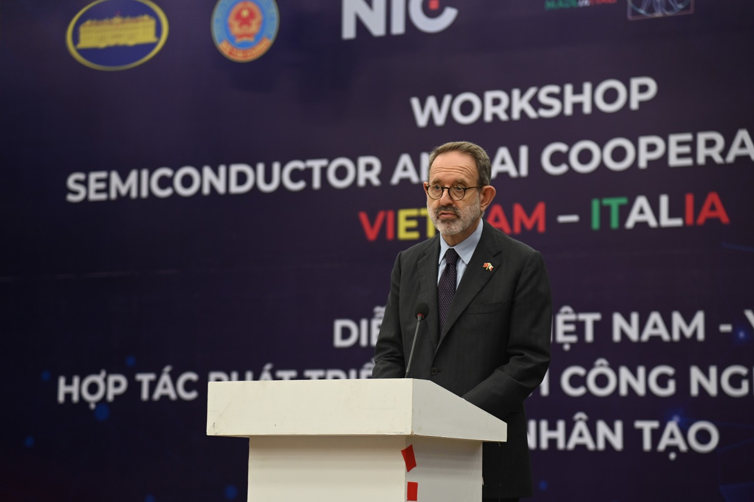 &Ocirc;ng Marco della Seta - Đại sứ Cộng h&ograve;a Italia tại Việt Nam ph&aacute;t biểu tại Diễn đ&agrave;n. Ảnh: Quang H&ugrave;ng