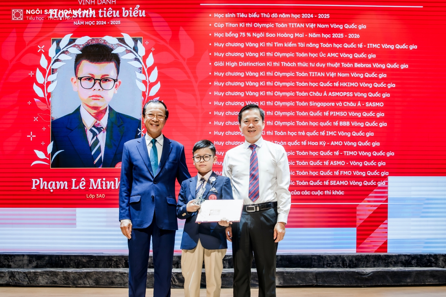 Thứ trưởng Phạm Ngọc Thưởng (bìa trái) trao phần thưởng cho học sinh xuất sắc